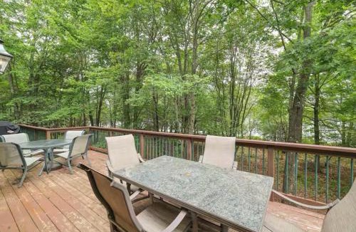 Briar Crest Woods House | Spacious Lake Front Winter Retreat! Less than 10 Min to Big Boulder!