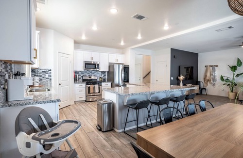 Lancaster House | Spacious Luxury Getaway. Pool&Spa. EV Charge