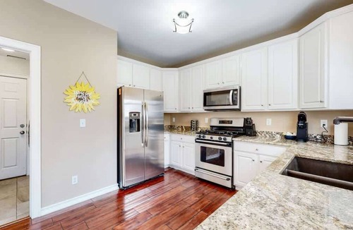 Aurora House | Spacious Modern 3BR Home in Quiet Aurora Neighborhood – Perfect for Stock Show A