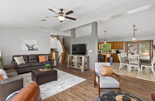 Huron House | Spacious Modern Farmhouse - Pickle Ball Court & near beach!