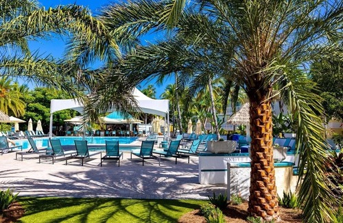 Captiva Hotel | Spacious Poolside Unit w/Balcony | Free Parking | Outdoor Swimming Pool