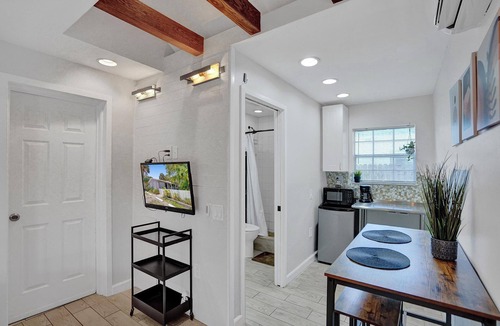 Middle River Terrace House | Spacious Queen Suite Near Beach & Dining
