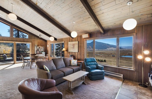 Creede House | Spacious Retro Mountain Getway - ATV Parking - Amazing Views