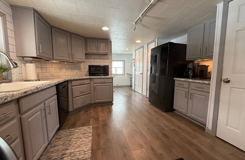 Beulah House | Spacious Riverfront Escape, Gorgeous Fall Colors, Dogs Welcome!