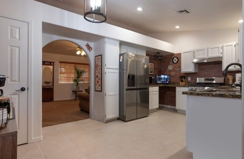 Valentine House | Spacious Route 66 retreat. Golf Course. Pet Friendly. Grand Canyon and Vegas.