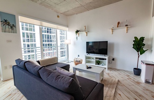Downtown Miami Apartment | Spacious studio apartment with a balcony