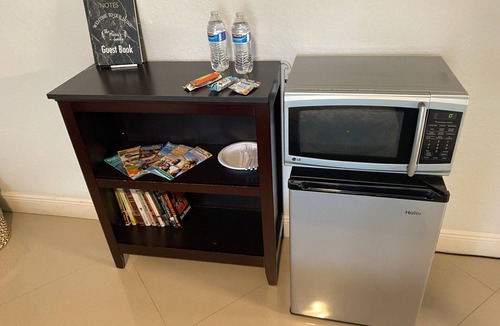 Pembroke Pines Cabin | Spacious Studio with King Bed Private entrance in pleasant Pembroke Pines