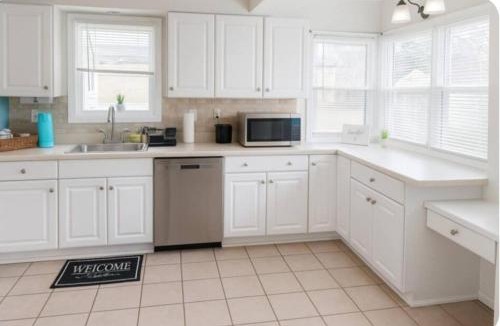 Parma House | Spacious Three Bedroom Parma Home Sleeps six Near Cleveland
