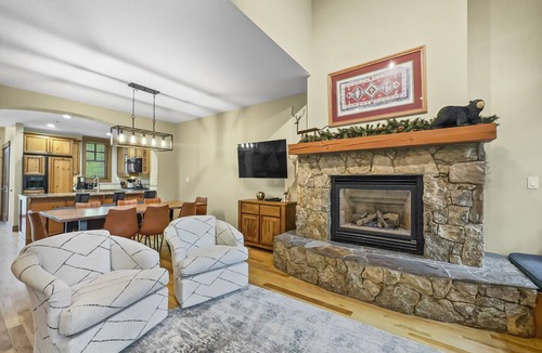 Copper Mountain Village House | Spacious Town Home, Short Walk to Lifts, Private Hot Tub 144C
