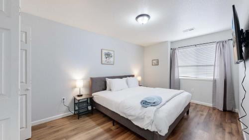 Brighton Apartment | Spacious two bedroom apartment near DIA