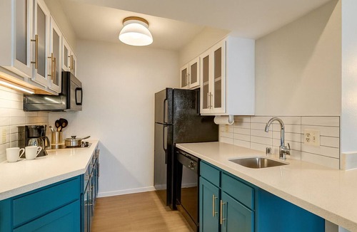 Sunnyvale Hotel | Spacious Two-Bedroom Suite with Free Breakfast and Outdoor Pool Access!