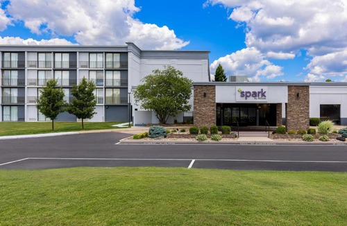 Fairlawn Hotel | Spark By Hilton Akron Fairlawn