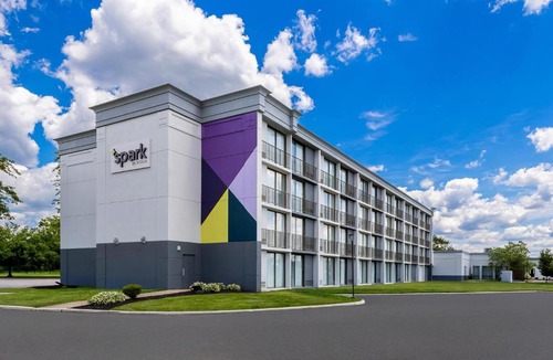 Fairlawn Hotel | Spark By Hilton Akron Fairlawn