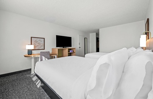 Beachwood Hotel | Spark by Hilton Cleveland Beachwood