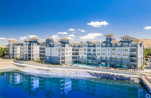 Sparks Apartment | Sparks 1BR Water Views · Spring Season & Views