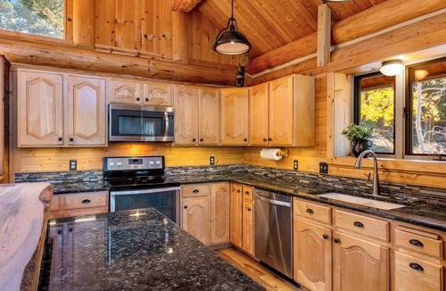 Carriage Hills House | Spectacular Mountain Views! 4Bed 4Ba; Hot Tub; 1+ Acre; Minutes to RMNP!