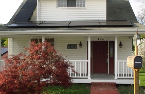 Racine House | Spotless, Quiet 2BR Cottage: Private Deck, Big TV, Yard—Near Museums & Parks
