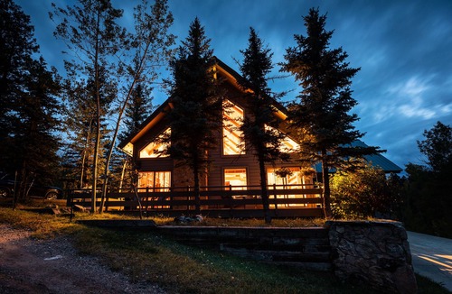 Columbine Lake House | Starlink Internet, EV Charger, Pet Friendly, Cozy!
