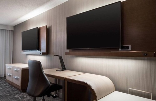 Gateway House | Stay Relaxed, We'll handle the Rest. Courtyard Gateway Park.