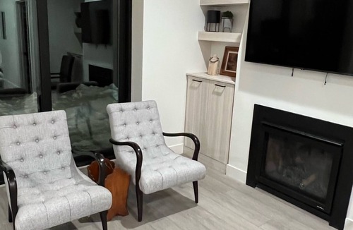 Beaver Cabin | Steps away from the slopes! Recently built Scandinavian Cabin with Jacuzzi!