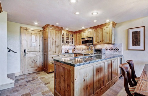 Vail Condo | STEPS from the Gondola! Access to Pool & Hot Tubs