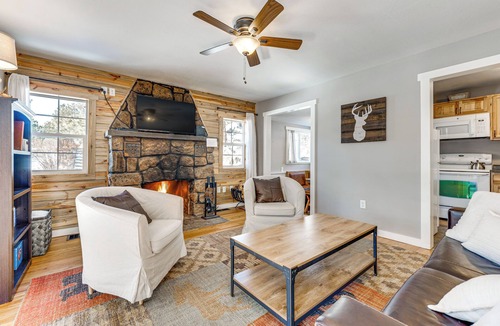 Estes Park Cabin | Steps to Estes Lake: Mtn-View Hideaway w/Hot Tub!