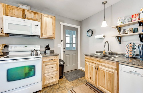 Estes Park Cabin | Steps to Estes Lake: Mtn-View Hideaway w/Hot Tub!