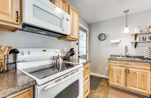 Estes Park Cabin | Steps to Estes Lake: Mtn-View Hideaway w/Hot Tub!