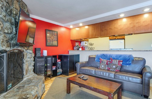 Dillon Condo | Steps to Lake Dillon & Main St! All-Season Escape