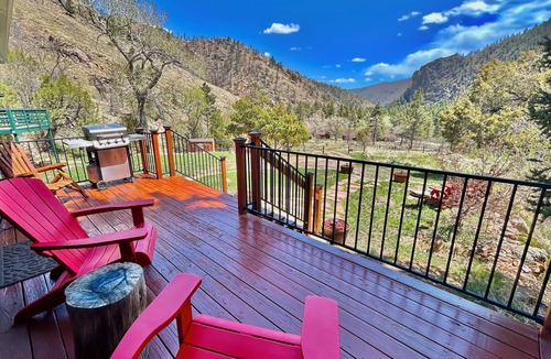 Bellvue Cabin | Storybook Cabin - Private Stream, Incredible Canyon View, Starlink Internet