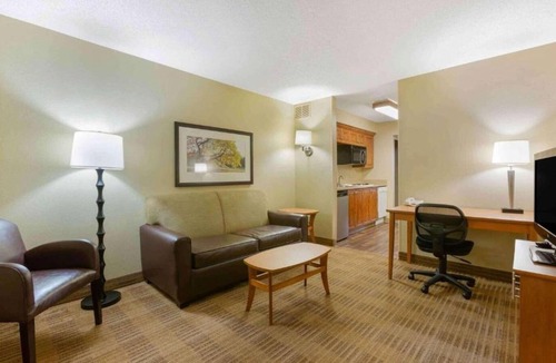Findlay Apartment | Studio 6 Findlay|Premium King Mobility, Tub, Nsmk| Kitchen