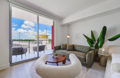 Midtown Apartment | Studio in Midtown | Standard Miami - Pool & Gym