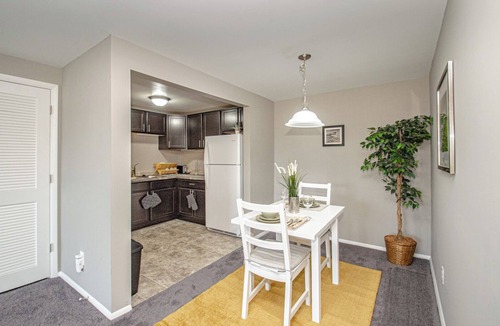 Kettering Apartment | Studio Neutral Chick - near Kettering hospital, Wright Patterson AFB and WSU