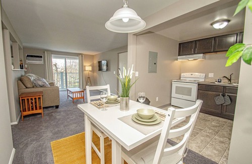 Kettering Apartment | Studio Neutral Chick - near Kettering hospital, Wright Patterson AFB and WSU