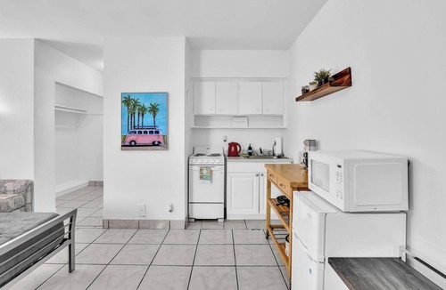 Downtown Hollywood Apartment | Studio Retreat with 2 Queen Beds @ Hollywood Blvd