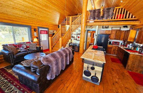 Indian Mountain Cabin | Stunning 2 Bedroom 1.5 Bath Cabin on 3.5 Acres