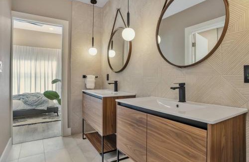 Wilton Manors House | Stunning 2 Story Villa with Pool