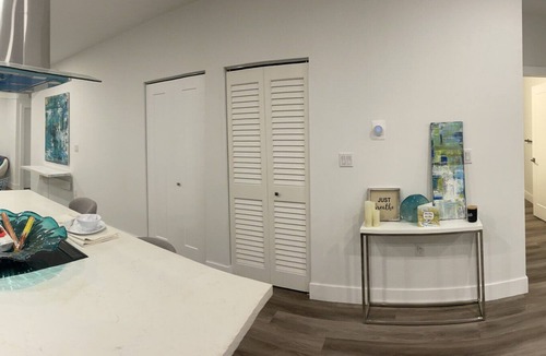Central Fort Lauderdale House | Stunning 2021 modern home of an artist 2 miles from beach. Sleeps 6