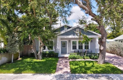 Parrot Cove House | Stunning 4BR 3BA Cottage Pool 5 Min to Beach