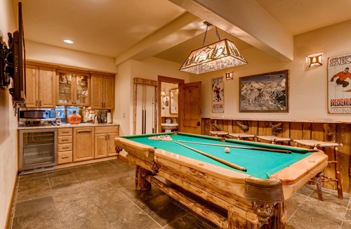 Baldy Mountain House | STUNNING custom log home, 4 en-suites, amazing views, hot tub, pool table!