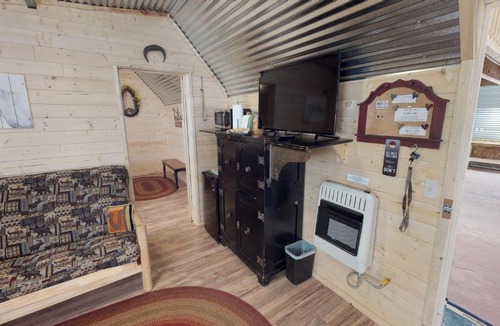 Monticello House | Stunning Duke Barn Cabin Suite