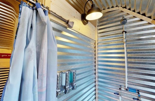 Monticello House | Stunning Duke Barn Cabin Suite