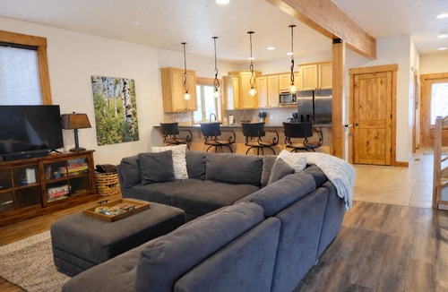Grand Lake Cabin | Stunning Lake & Mountain Views + Walk to Town + XL Hot Tub!
