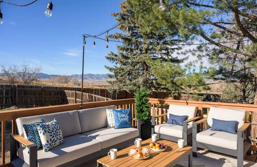 West Westminster House | Stunning Lakeview with 4 King Beds and a Hot Tub
