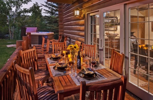 Avon House | Stunning Log Retreat + Game Room | Pioneer Lodge