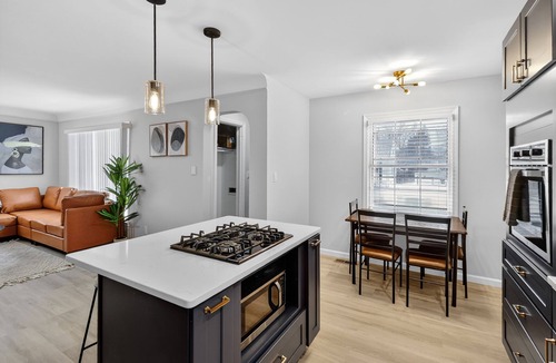 Parma House | Stunning Modern Home close to Downtown & Airport