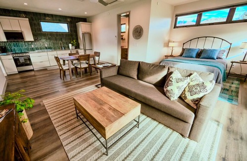 Golden Apartment | Stunning New Modern Studio in the Heart of Golden