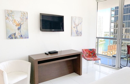 Downtown Miami Apartment | Stunning Ocean Views 1,052 Ft2 in Miami