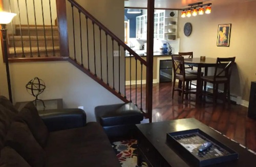 Noble Park House | STUNNING, Remodeled, 3-bdrm, 3-bath Townhouse!
