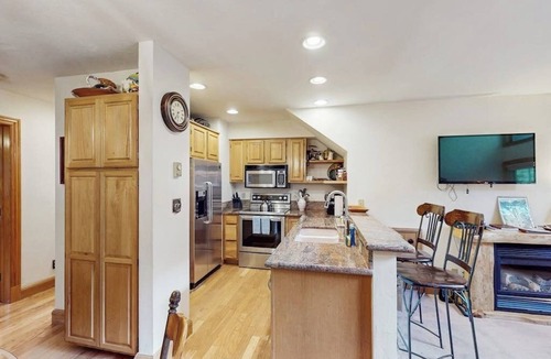 Telluride Condo | Stunning ski-in/out condo with balcony, fireplace, hot tub, & mountain views